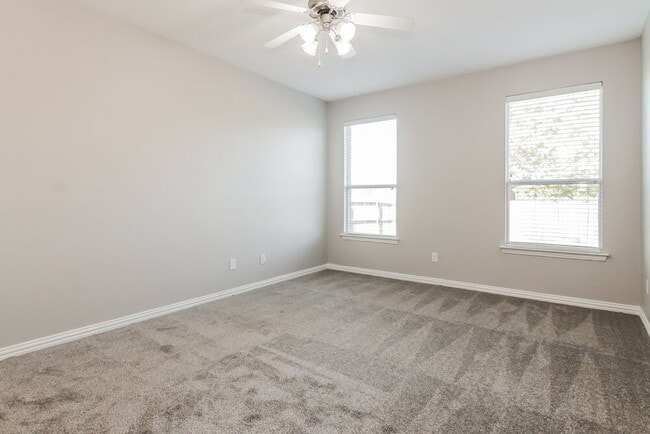 Building Photo - 609 Cove Ct