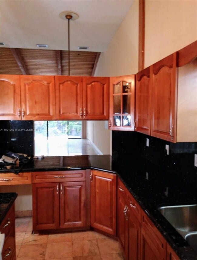 Building Photo - 2675 Parkview Dr S