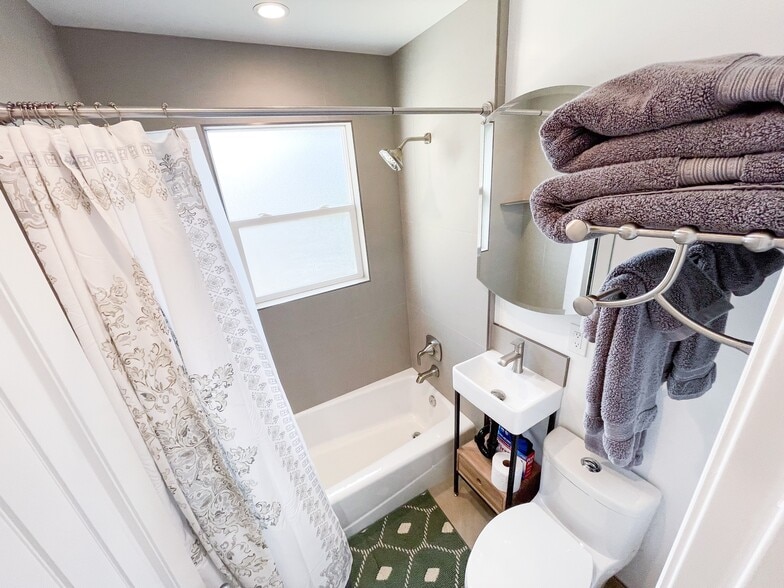 Building Photo - 4177 4th Ave