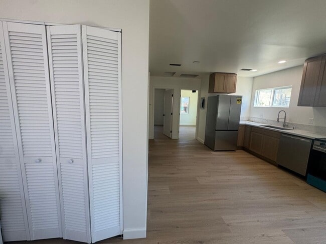 Building Photo - 2 bedroom 1 bath for rent in the College Area.