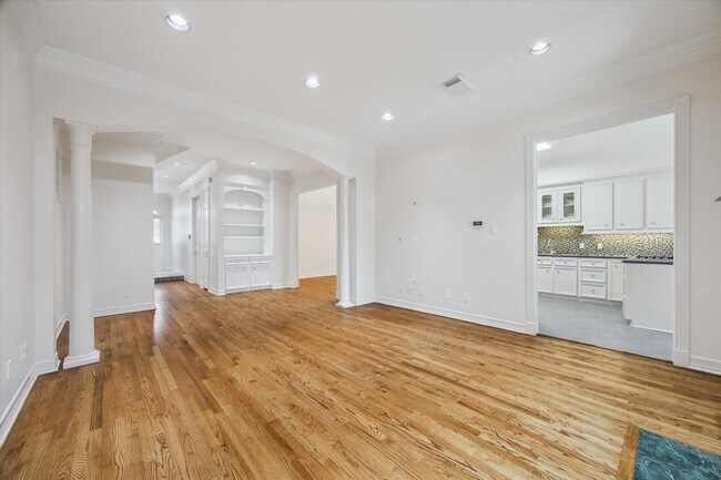 Building Photo - 5308 Hidalgo St