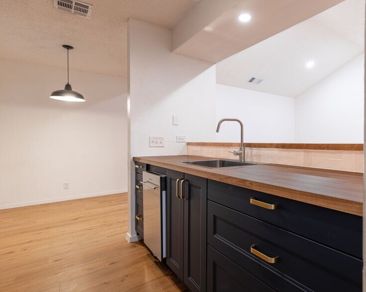 Building Photo - 100 Nicole Cove