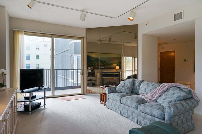 Building Photo - CDA NORTH CONDO - JUST LISTED ONE BEDROOM CONDO!