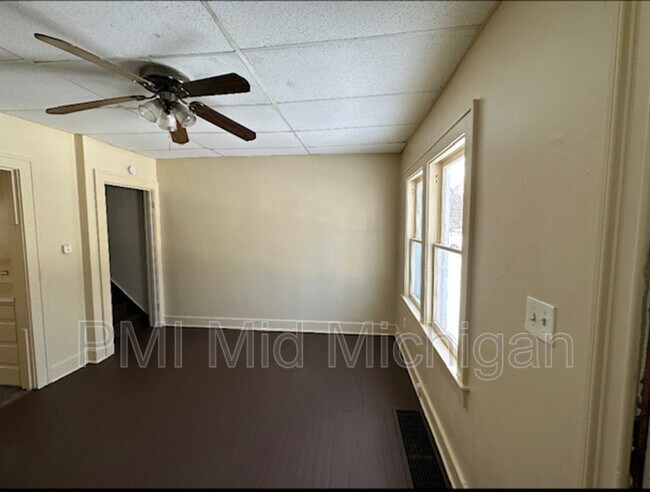 Building Photo - 820 E 3rd St