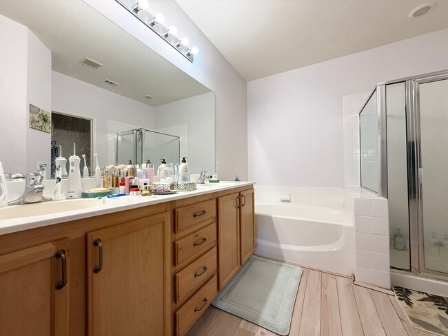 Building Photo - Charming Single-Story Townhome in Gated Southwest Community