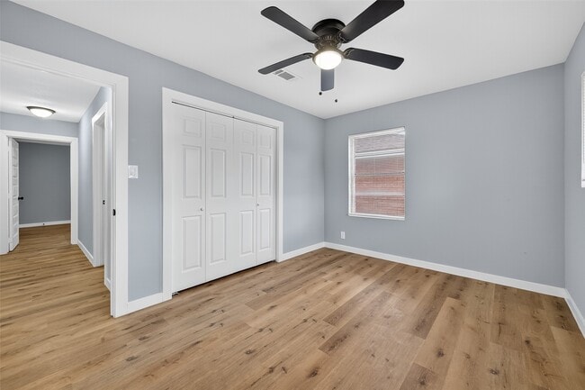 Building Photo - 627 Edgebrook Dr