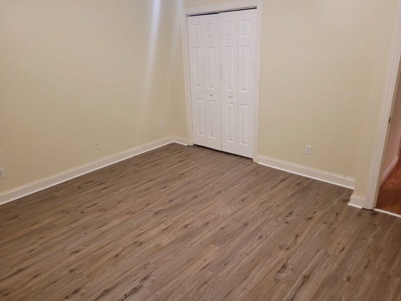 Building Photo - 3675 W Pointe Dr