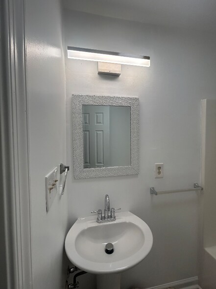 Building Photo - 722 Langley Ave