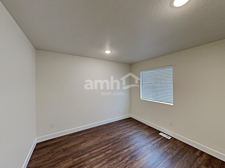 Building Photo - 2415 E Surry Way