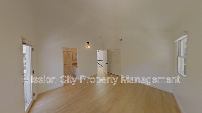 Building Photo - 2570 Lillie Ave
