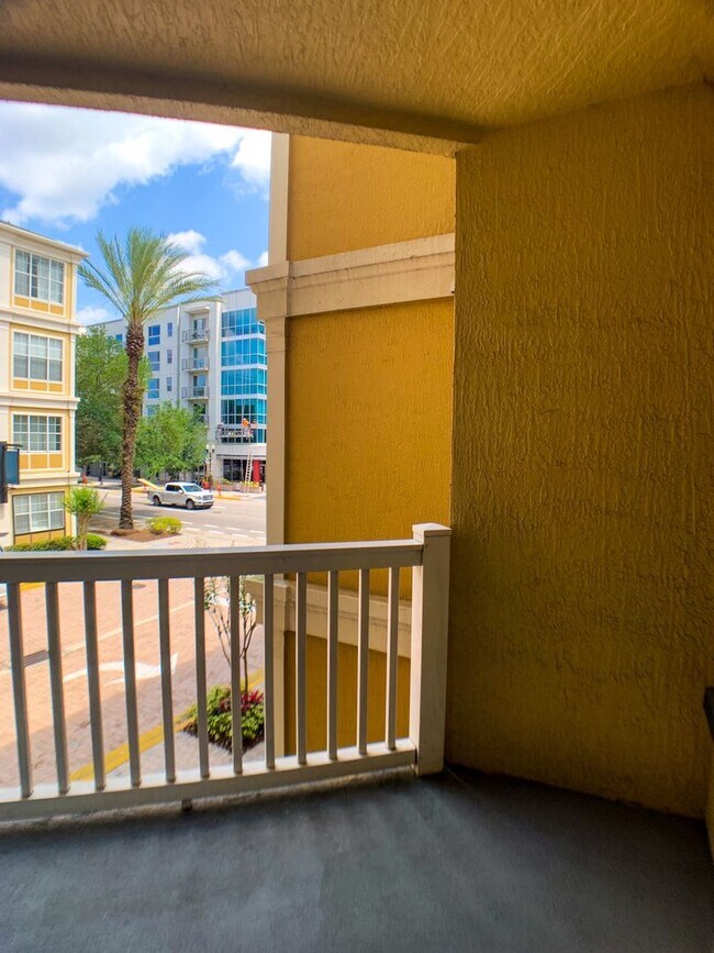 Building Photo - Gorgeous 2 bedroom with Courtyard view!