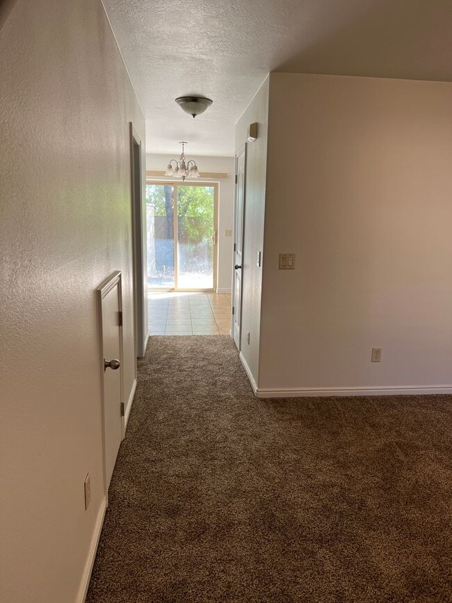 Building Photo - Beautiful 3 bedroom, 2.5 bathroom townhome...