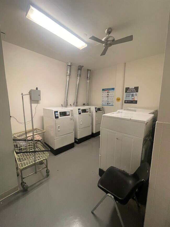 Building Photo - 150 Bay St