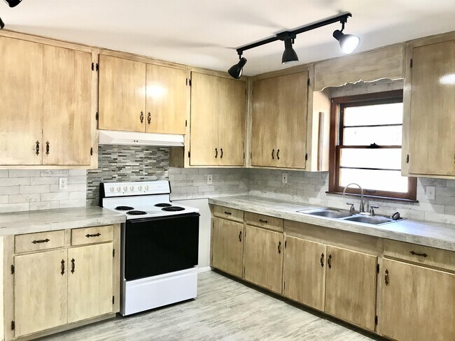 Building Photo - 24 Mathers Farm Rd