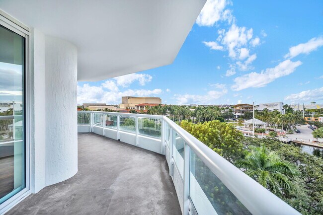 Building Photo - 401 SW 4th Ave