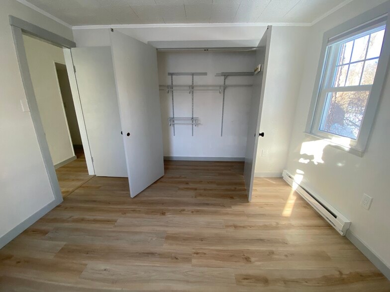 bedrm. #1 - 454 Kenwood Ave