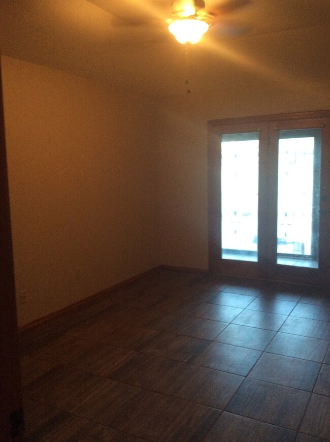 Building Photo - 1128 Redbud Ave