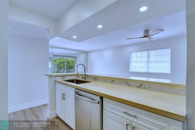 Building Photo - 1407 NE 56th St