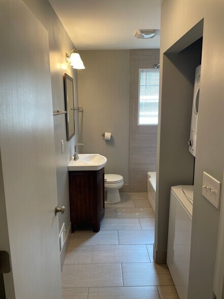 Main bathroom W/D - 5014 Cass St