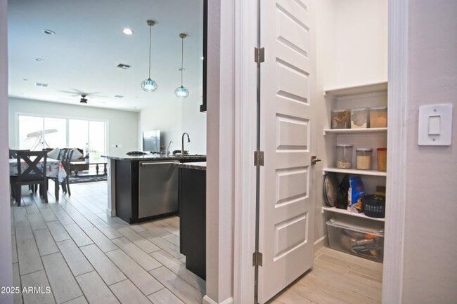 Building Photo - 10549 W Albert Ln