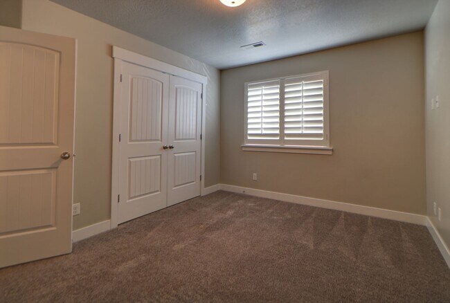 Building Photo - Pet friendly Herriman Townhome
