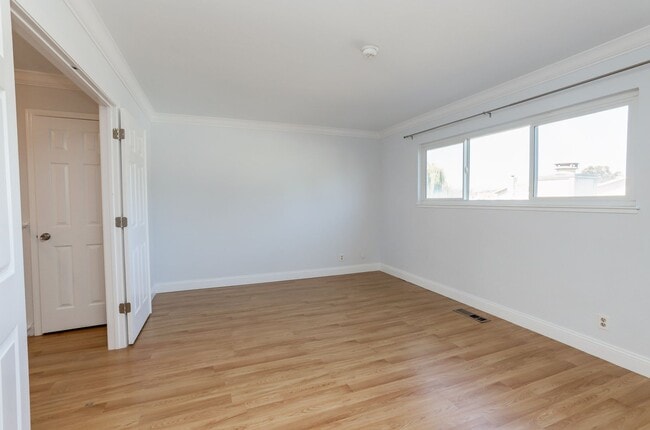 Building Photo - 3 Bed / 2.5 Bath home near Mariners Island...