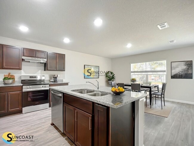 Building Photo - 10 Llobell Pl