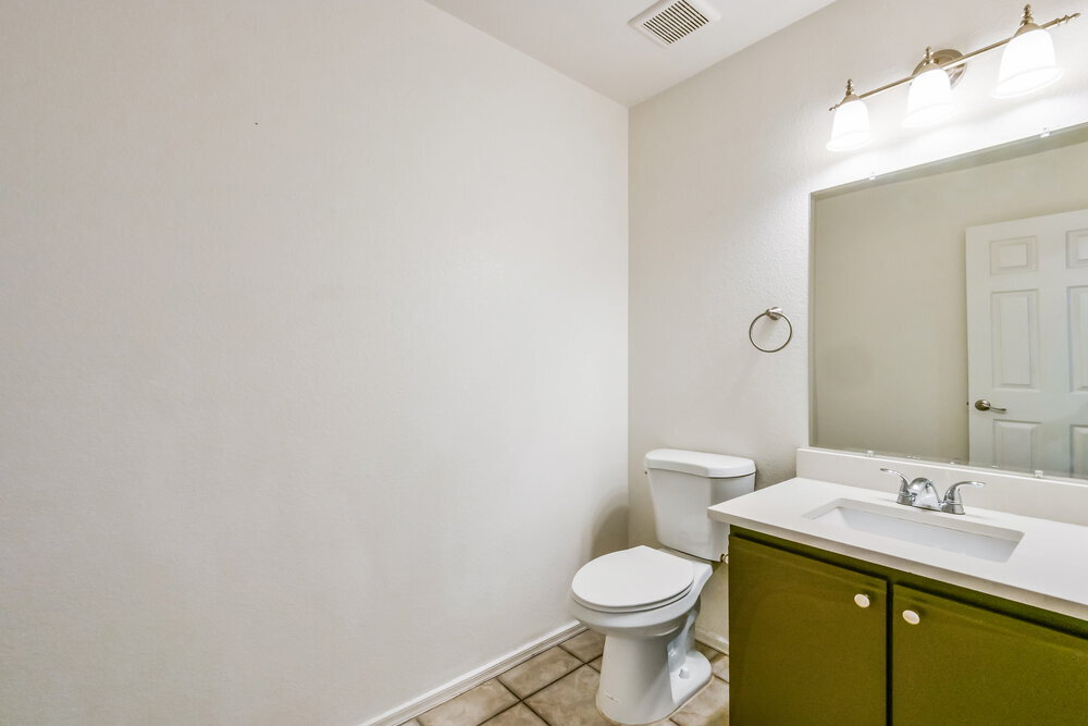 Building Photo - 2236 E Spruce Dr