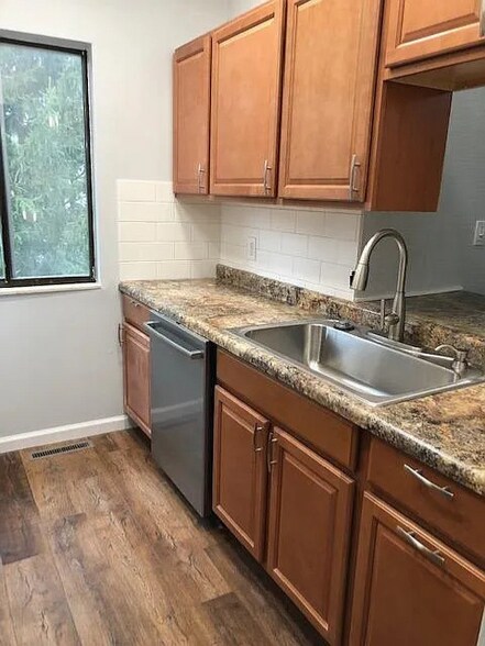 Building Photo - 2007 Melrose Dr