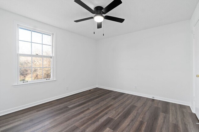 Building Photo - 3 Bedroom Dog Friendly Home For Rent!