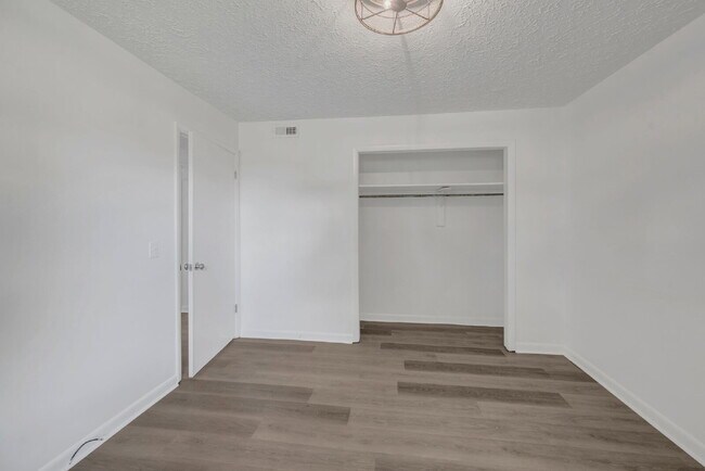 Building Photo - Furnished, remodeled 2BR near Nashville hospitals, all utilities and WiFi included, updated kitch...
