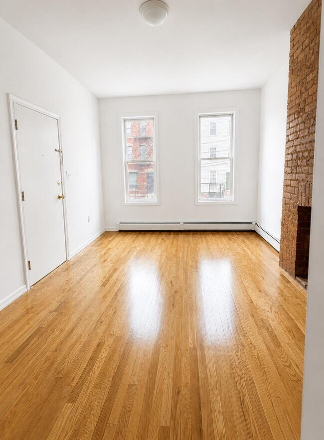 Building Photo - 305 2nd St