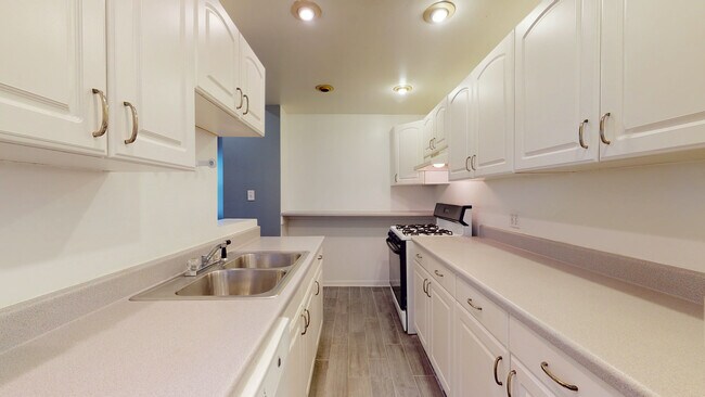 Building Photo - 702 W Schubert Ave