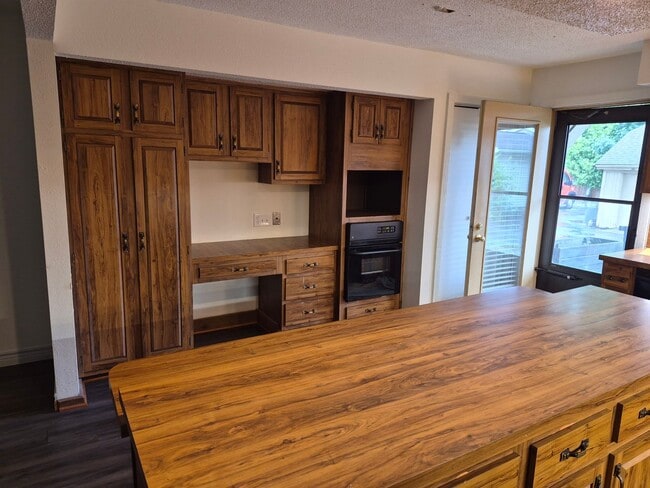 Building Photo - 5836 Ryewyck Dr