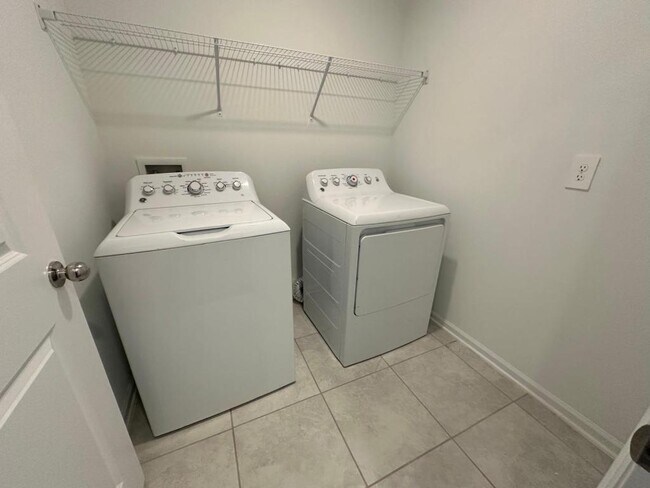 Building Photo - 989 Harold Pass