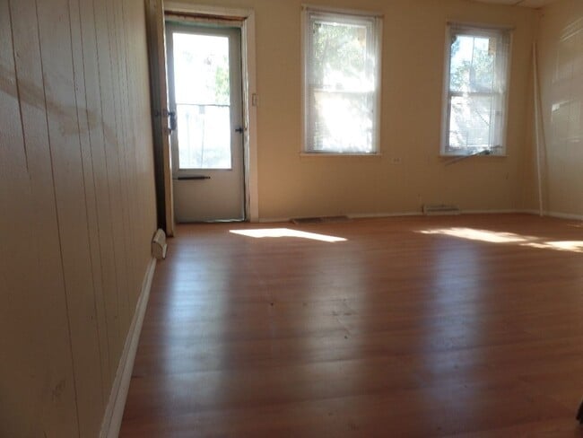 Building Photo - 2 Bedroom House w/ washer and dryer hook up