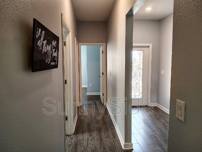 Building Photo - 1047 Oak Bluff Dr