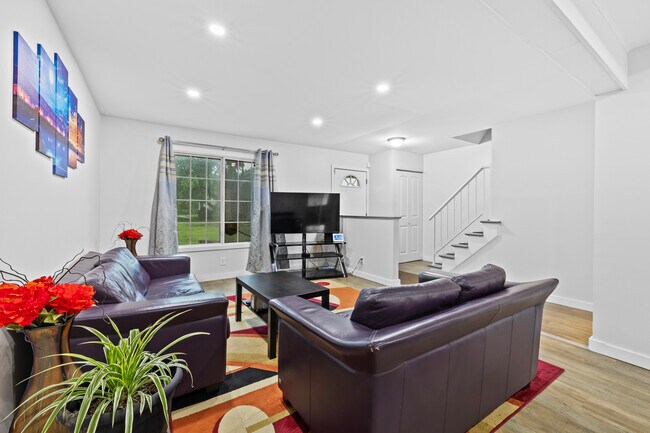Building Photo - 422 Gainsborough Ct