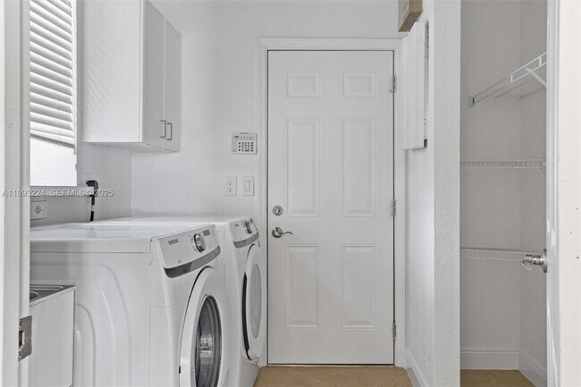 Building Photo - 926 Marina Dr