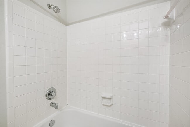 Building Photo - 8051 Bay Branch Dr