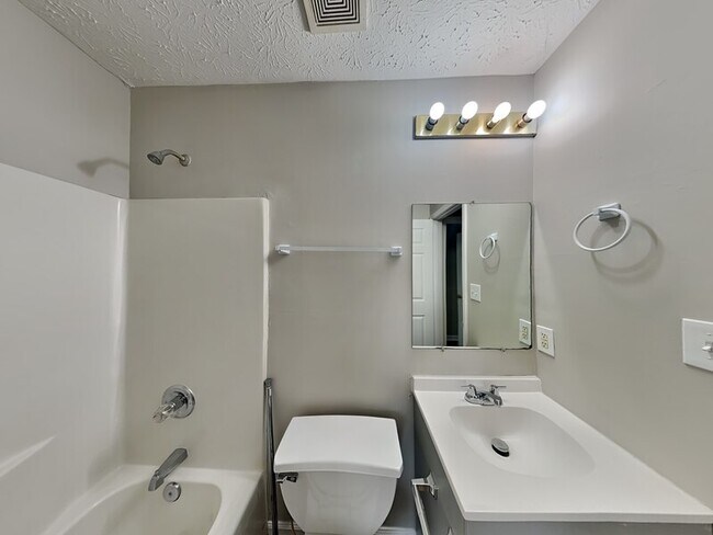 Building Photo - 546 Baron Dr