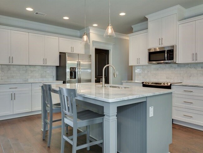 Building Photo - Centrally Located Home Sweet Home
