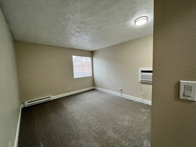 Building Photo - Contemporary 2 Bedroom / 1 Bath in Charming Cliff-Cannon Suburb