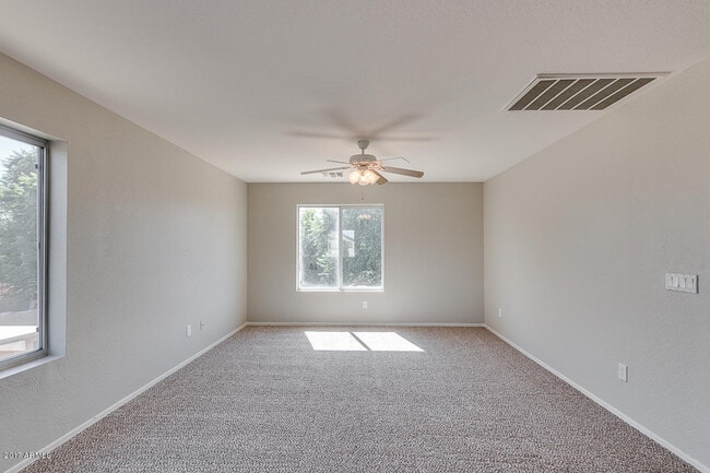 Building Photo - 4BR 3 FULL BATHROOMS W/ HUGE LOFT AND LARGE MASTER