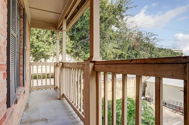 Building Photo - 2255 Braeswood Park Dr