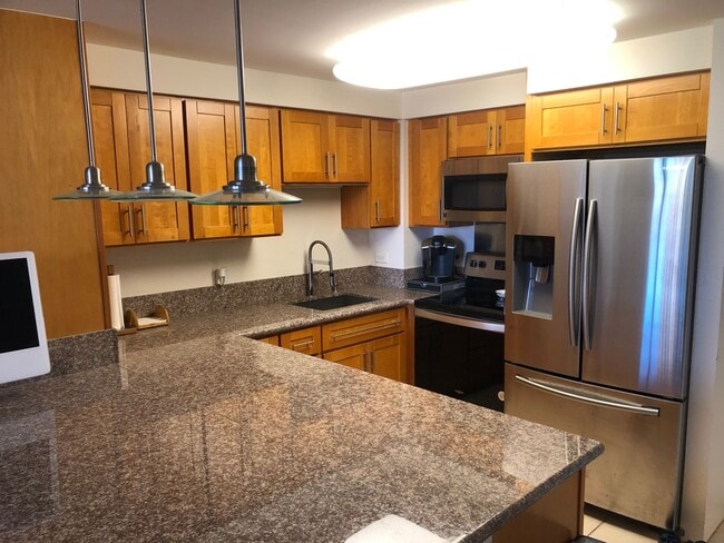Building Photo - Conveniently Located, Beautifully Updated ...