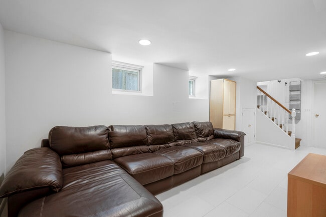 Building Photo - 5 Gerlach Pl