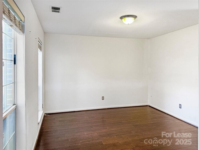 Building Photo - 8509 Golf Ridge Dr