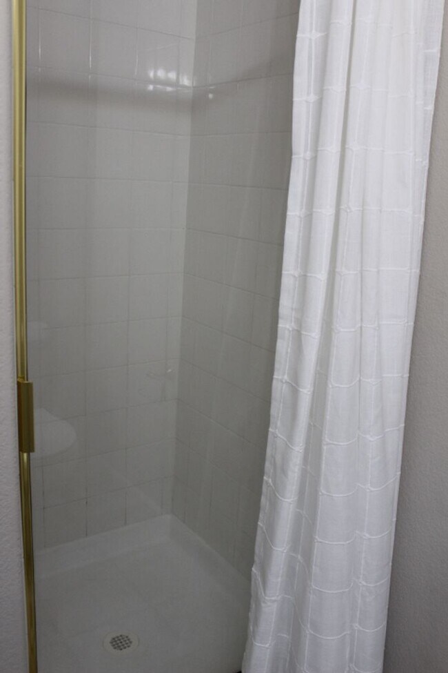 Building Photo - Charming 2 BR/2 BA Condo located in Little...