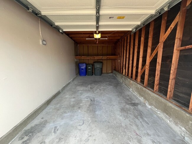 Building Photo - Upgraded, 2BD/2BA in Park Place: 1 Car Gar...